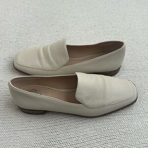 Vince Camuto Off White Loafers Size 8.5